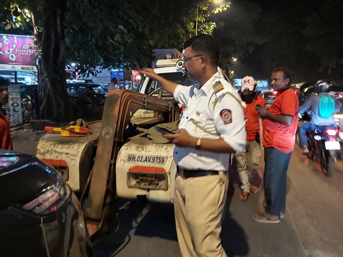 veenakhan's tweet photo. Today I was charged Rs.972/- (Rs.500 for No-Parking &amp; Rs.472/- towing charge). Please guide if I should be charged for towing when my vehicle is not actually towed. Towing SMS recd 19.02 hours and paid promptly 19.03 hours standing at the spot. @MTPHereToHelp @CPMumbaiPolice https://t.co/9bmLmgTbDT