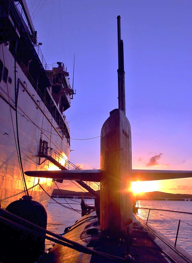 FlMichele69's tweet photo. Italian sunsets...

#USSNewportNews SSN750
#USSEmorySLand AS39

#LaMaddalena #Sardinia 2004

@USNavy @EmorySLand https://t.co/uXwOkCQVgx