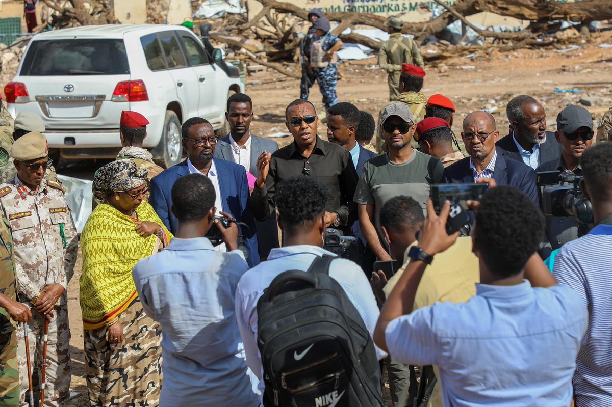 SONNALIVE's tweet photo. After inspected #Beledwayne city sites damaged by recent terror blasts, PM @HamzaAbdiBarre lauded Hiran region folks as a good reference for #Somali people who took up guns to eliminate #AlShabab militants. "Avoid dispirit. We are with you - infront, behind and around," he added. https://t.co/GhdjsiOuMp