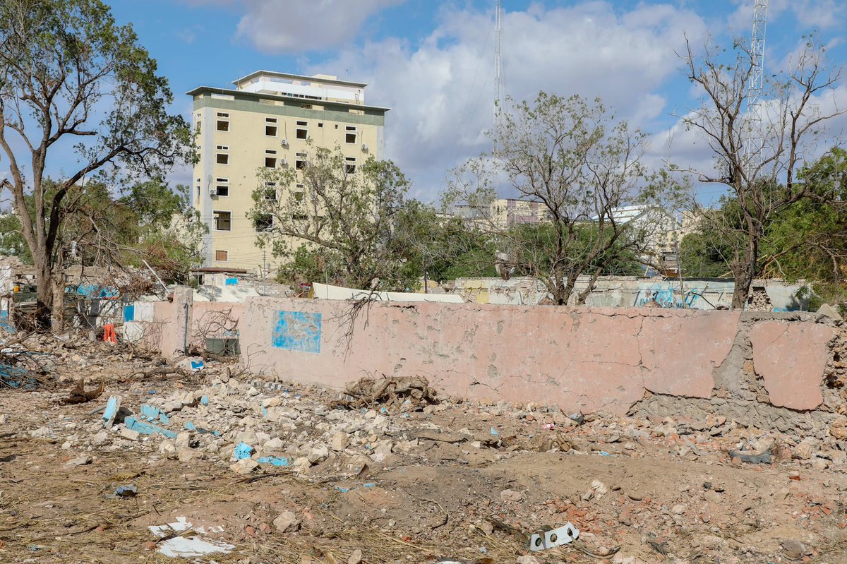 SONNALIVE's tweet photo. After inspected #Beledwayne city sites damaged by recent terror blasts, PM @HamzaAbdiBarre lauded Hiran region folks as a good reference for #Somali people who took up guns to eliminate #AlShabab militants. "Avoid dispirit. We are with you - infront, behind and around," he added. https://t.co/GhdjsiOuMp