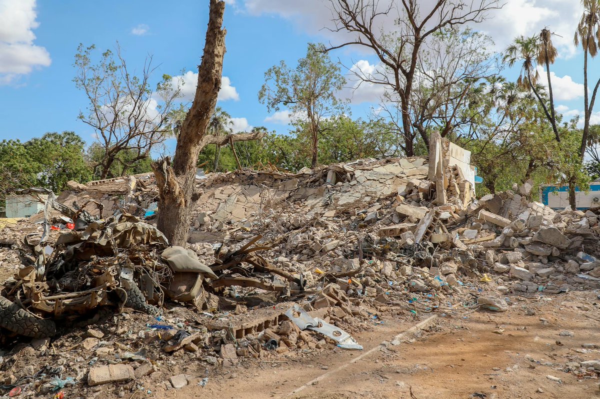 SONNALIVE's tweet photo. After inspected #Beledwayne city sites damaged by recent terror blasts, PM @HamzaAbdiBarre lauded Hiran region folks as a good reference for #Somali people who took up guns to eliminate #AlShabab militants. "Avoid dispirit. We are with you - infront, behind and around," he added. https://t.co/GhdjsiOuMp