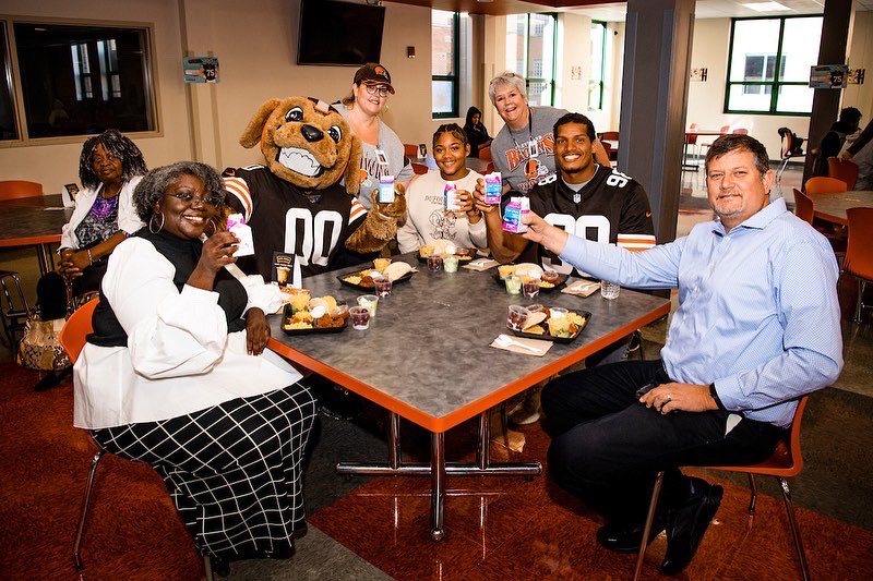 BrownsGiveBack's tweet photo. In partnership with @adamideast , Chaney High School &amp; Euclid High School won a “cafeteria refresh” through the Fuel Up to Play 60 Hometown Grant 🥛

Thank you to @isaacrochell91 &amp; @jacobphillips_1 for surprising our Stay in the Game! Network district schools ✏️ https://t.co/TLG0Hfoqwx