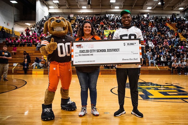 BrownsGiveBack's tweet photo. In partnership with @adamideast , Chaney High School &amp; Euclid High School won a “cafeteria refresh” through the Fuel Up to Play 60 Hometown Grant 🥛

Thank you to @isaacrochell91 &amp; @jacobphillips_1 for surprising our Stay in the Game! Network district schools ✏️ https://t.co/TLG0Hfoqwx