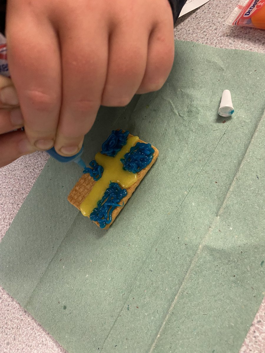 geographyjths's tweet photo. @geographyjths @johntaylorhigh decorating flags at y6 open eve #creativegeography #openeve https://t.co/3zbYxGK5Y7