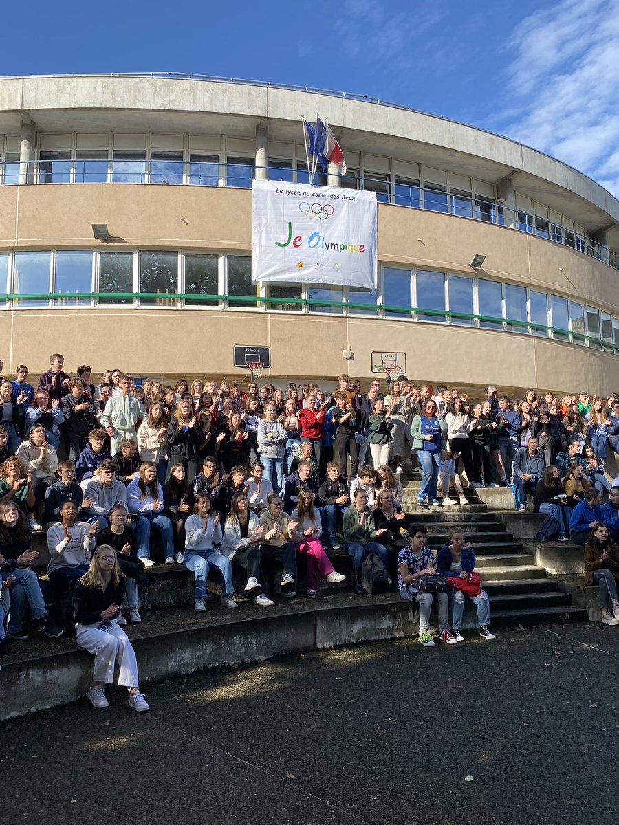 VanessaFrappie1's tweet photo. Journée #generation2024 Proclamation de la charte du projet « je Olympique » par les élèves referents olympiques du lycée.
@lyceeHVDS @jcthevenot @acpoitiers  #cdos79 #Paris2024 https://t.co/cjH4BgChRL