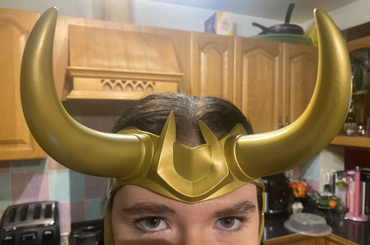 wickedladybiker's tweet photo. when you get home from the office and your daughter walks in to see you in the kitchen like this 🤣🤣 #seemsnormal #appledoesntfallfar https://t.co/aMHRbYwrj8