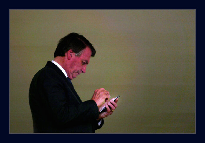 Como um homem sórdido, abjeto e indecoroso como Bolsonaro se tornou a principal liderança do conservadorismo brasileiro? Como é que conservadores, que defendem a decência e os valores familiares tradicionais, se encantaram com um homem agressivo, bruto e desrespeitoso? (piauí)