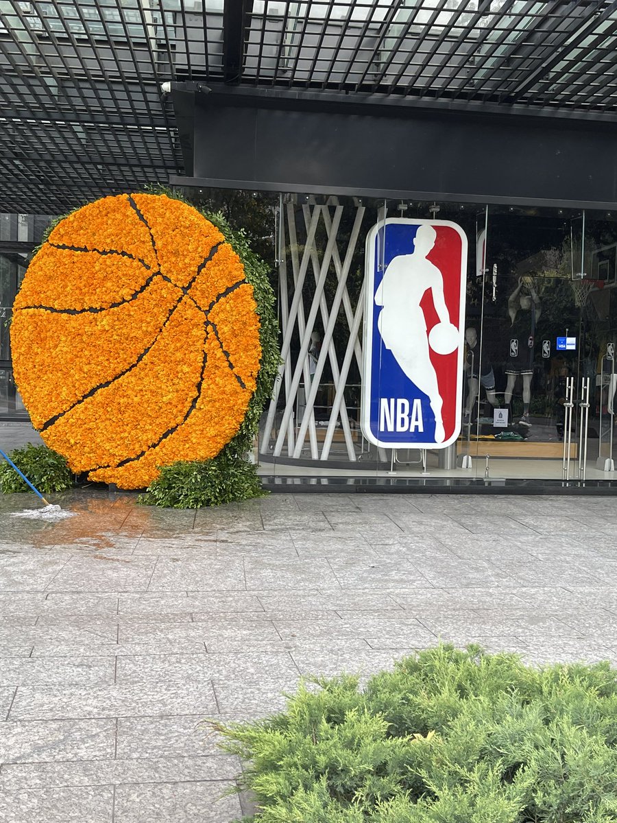 lausolis's tweet photo. Amigos y desconocidos
Vengo a presumirles un sueño hecho realidad
Se juntaron mis dos amores las flores y la @NBAMEX 
Hice las flores del festival de polanco para la NBA
Vayan a verlo y denle amor https://t.co/gzSW3jqVB9