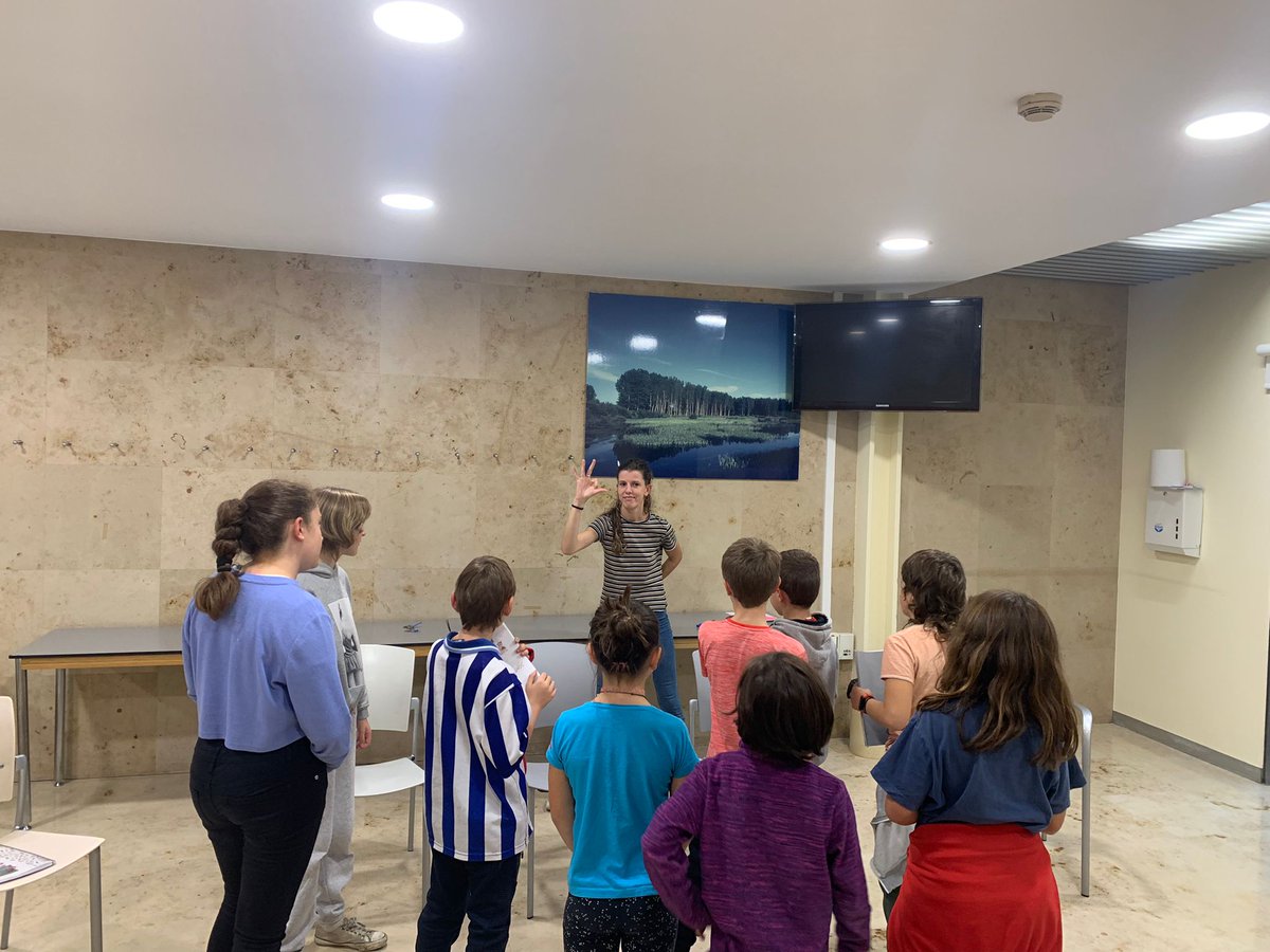 "SI NOS ENTENDEMOS MEJOR, AVANZAMOS TODXS"
Ya han comenzado los Talleres de Lengua de Signos, dirigidos a niñxs de 8 a 12 años. Se han completado los 3 grupos: CC Zabalgana, CC Judimendi y CC Aldabe. Un paso más por la inclusión.