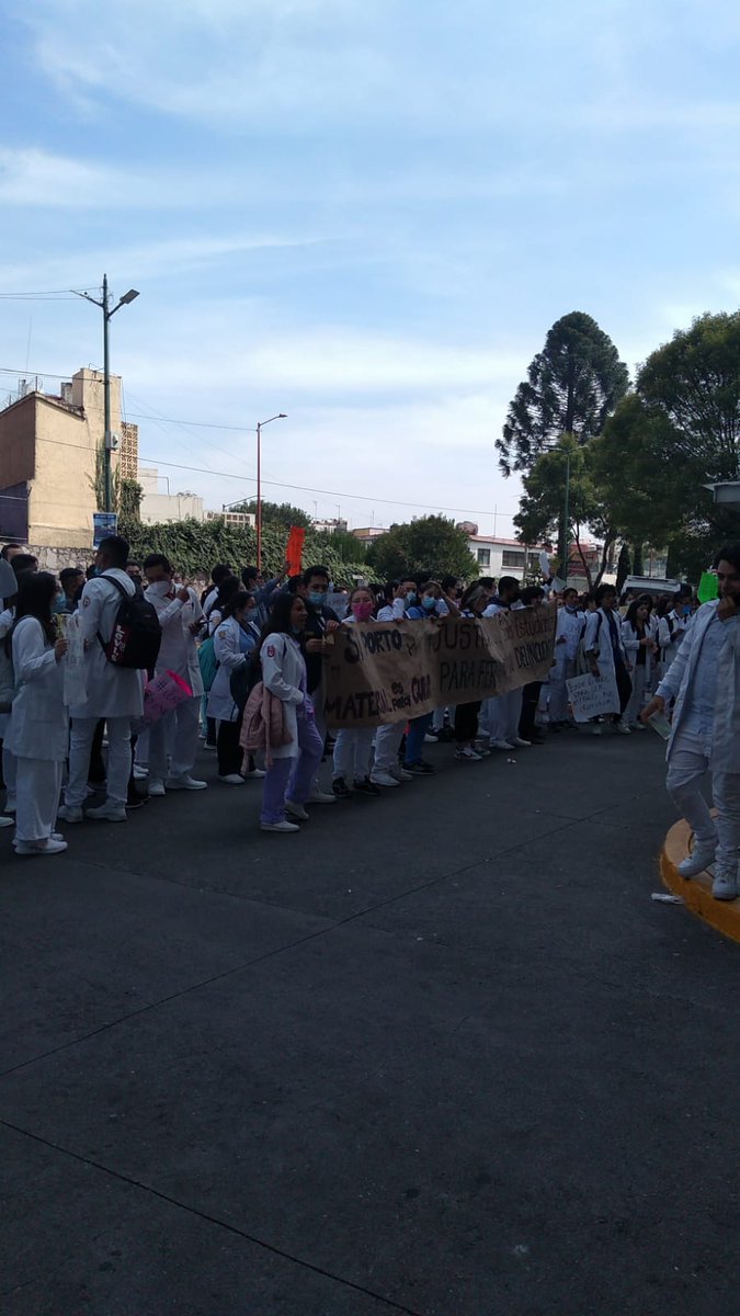 md_cinthyamff's tweet photo. Una vez más los estudiantes de medicina son vulnerados. Fernando,  Médico Interno de Pregrado sólo cumplía con la labor que todos los que estudiamos medicina conocemos. Llevaba material necesario e indispensable para su guardia. 

¡No es un delincuente y no lo han liberado! https://t.co/Pb23IS7nbP