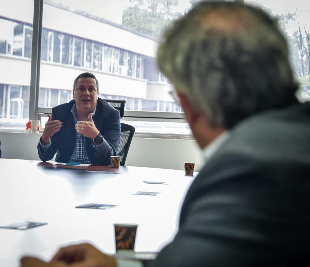 2/3 Articulados con <a href="/UEenColombia/">Unión Europea en Colombia 🇪🇺</a>, la Agencia Italiana de Cooperación <a href="/AicsBogota/">AICS Bogotá</a> y la Dir. de Mujer Rural de <a href="/MinAgricultura/">Min. de Agricultura</a>, tomaremos acciones para mejorar y fortalecer los servicios y el acompañamiento brindado a las #MujeresRurales con miras a la construcción de la #PazTotal