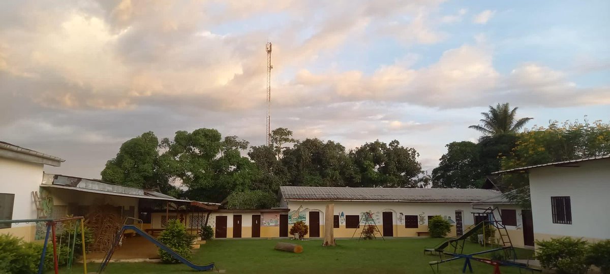 misionesdecadiz's tweet photo. En mitad de la selva, una pequeña comunidad de las Esclavas del Sagrado Corazón de Jesús (3 hermanas y 1 postulante) atienden una escuela infantil, un centro de acogida y un hospital. Nuestra protagonista, la misionera Isabel, es médico en esta Misión. #Domund2022 #DomundTestigos https://t.co/vCylLIjMP8