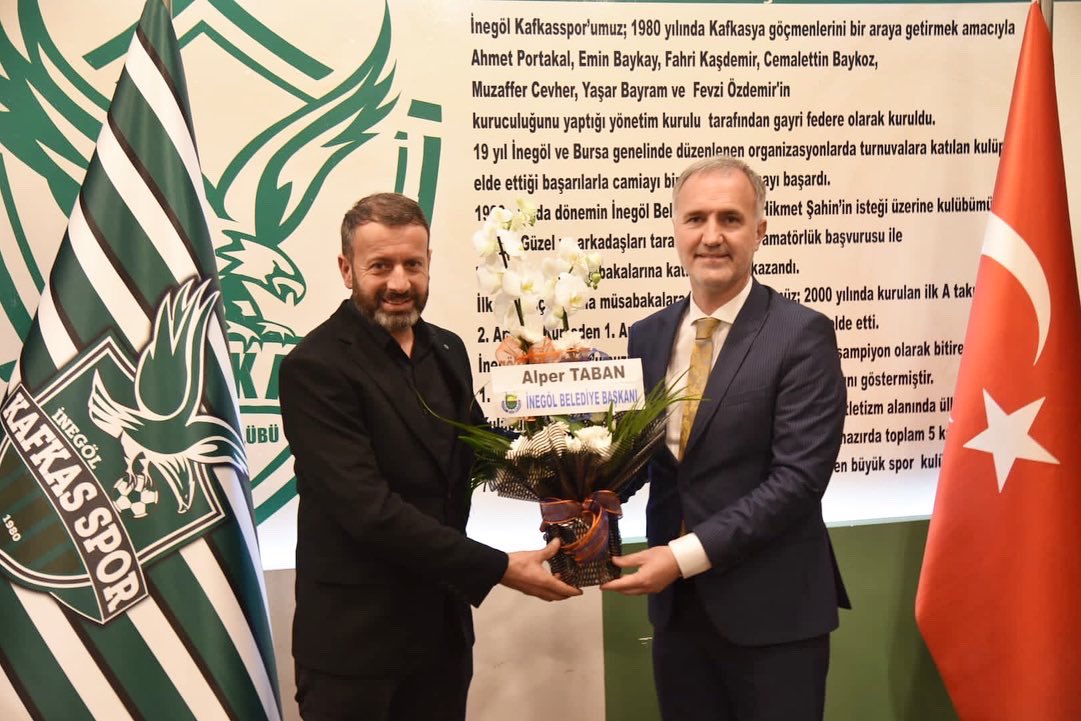 İl Başkanımız @davutgurkan , İlçe Başkanımız @_mustafadurmus_ il yönetim kurulu üyelerimiz ve ilçe teşkilatımız ile birlikte #Kafkasspor'u ziyaret ettik. Misafirperverlikleri için teşekkür ederim.