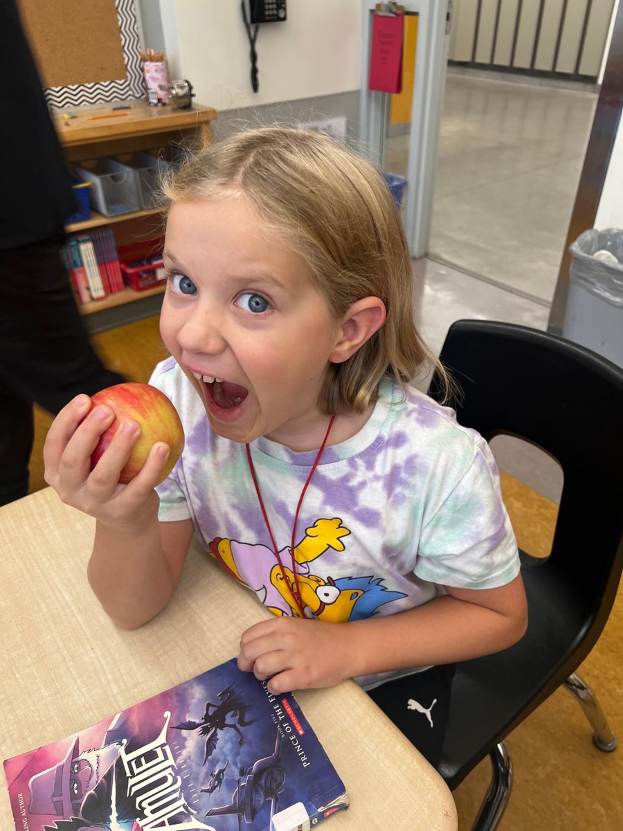 DrDSuzukiSchool's tweet photo. Look at those apple crunchers in Mrs. Zaccagnini's class! @osnpsouthwest @mrszaccsclass #GreatBigCrunch https://t.co/yDIyUyxBSP
