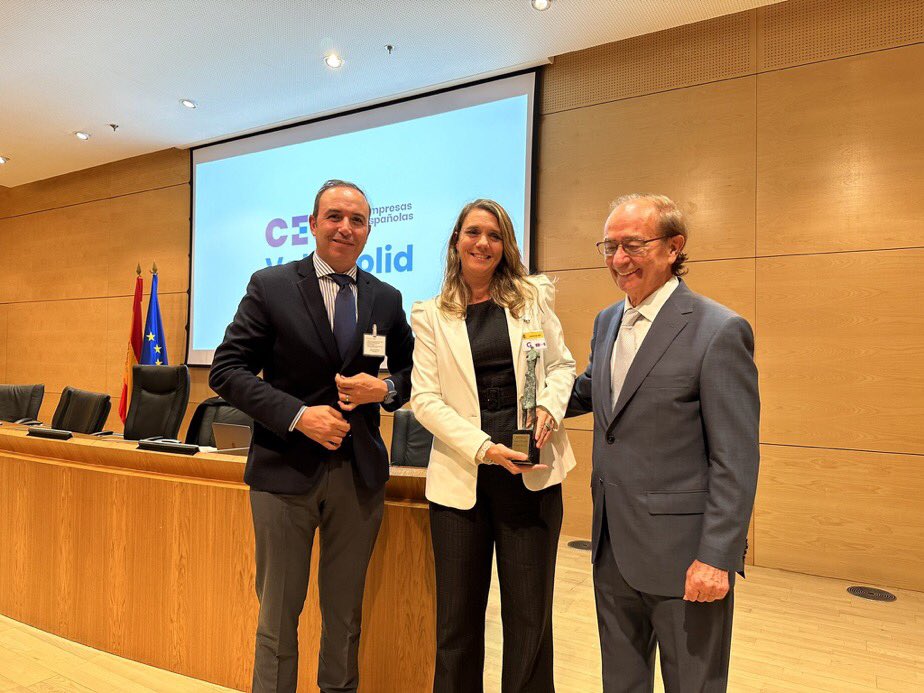 angela_demiguel's tweet photo. Recibir un reconocimiento siempre es motivo de satisfacción.
Gracias por conceder el premio Ciudadanos 2022 al el Proyecto #Digitalizate de @Dip_Va y @CEOEValladolid.
Importante visibilizar los logros en la España rural en #digitalizacion. https://t.co/3M1adpKToU