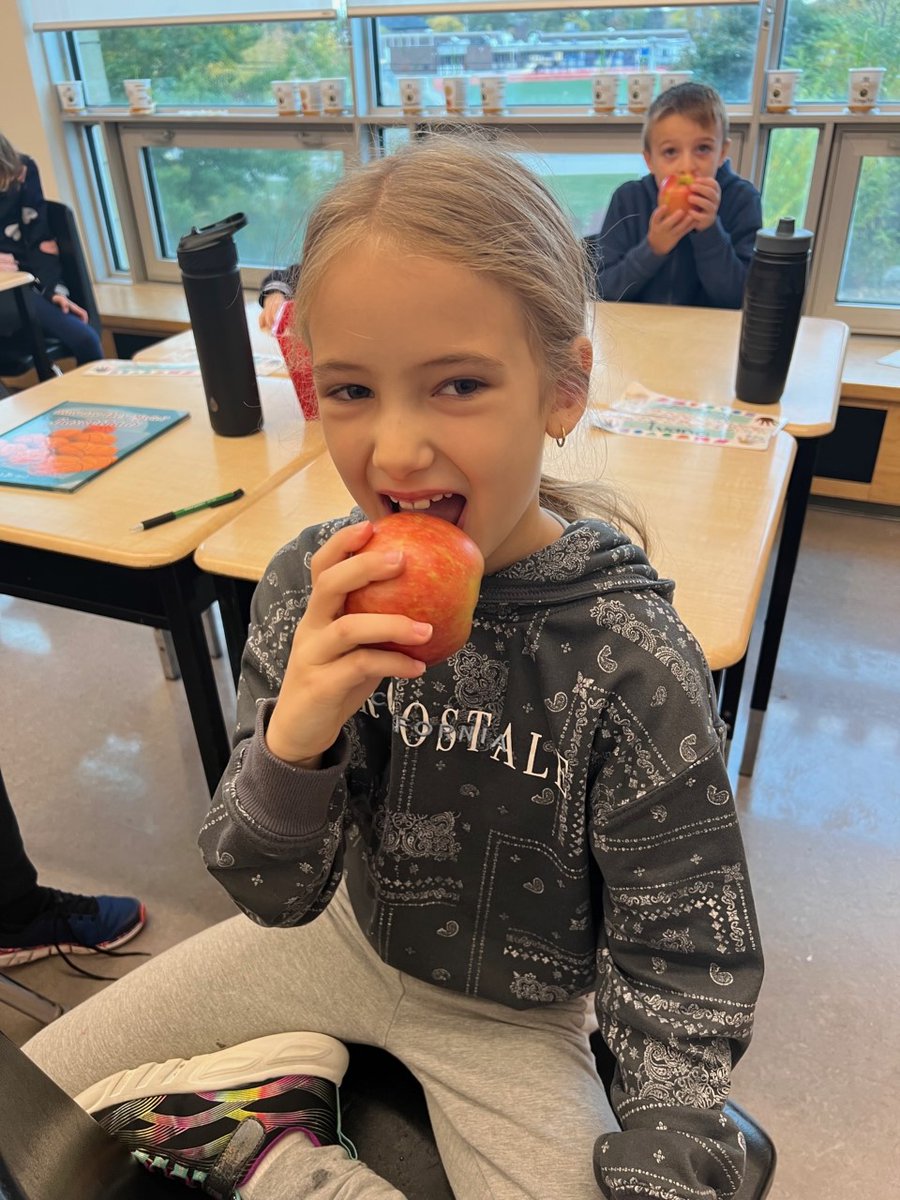 DrDSuzukiSchool's tweet photo. Today, Suzuki celebrates healthy eating by participating in the “Great Big Crunch”. @osnpsouthwest @mrszaccsclass #GreatBigCrunch https://t.co/sbesAmx6in