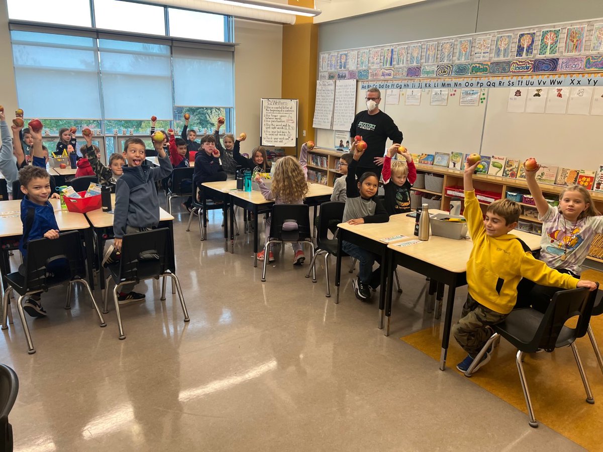 DrDSuzukiSchool's tweet photo. Today, Suzuki celebrates healthy eating by participating in the “Great Big Crunch”. @osnpsouthwest @mrszaccsclass #GreatBigCrunch https://t.co/sbesAmx6in