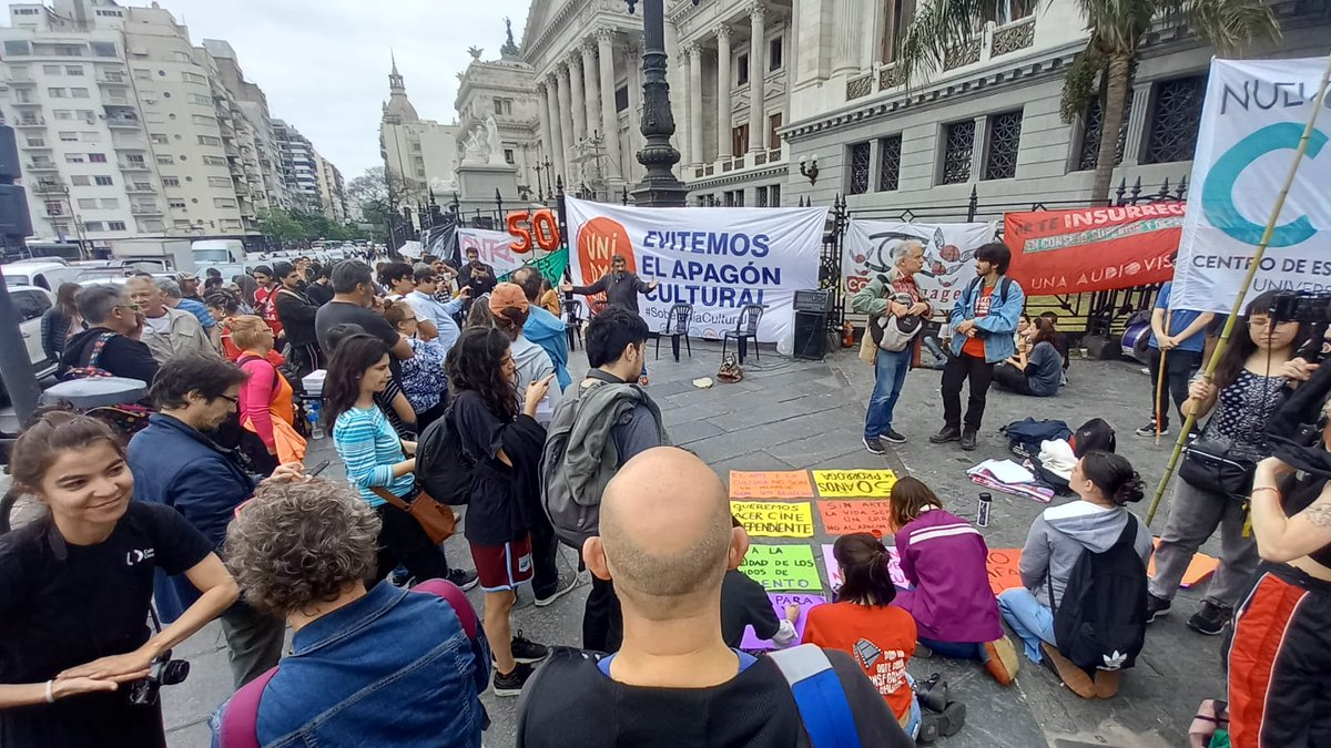 antoninipablo's tweet photo. ¿Qué pasa con la prórroga de las asignaciones específicas de la cultura y comunicación? Se acaba el tiempo.
Nueva concentración frente al Congreso para que el Senado largue la media sanción que falta y #EvitemosElApagónCultural https://t.co/Az84yzLg2V