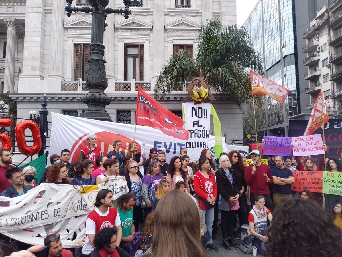 antoninipablo's tweet photo. ¿Qué pasa con la prórroga de las asignaciones específicas de la cultura y comunicación? Se acaba el tiempo.
Nueva concentración frente al Congreso para que el Senado largue la media sanción que falta y #EvitemosElApagónCultural https://t.co/Az84yzLg2V