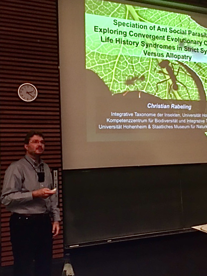 KomBioTa's tweet photo. Ein historischer Moment für @UniHohenheim &amp; @BioUHoh? Antrittsvorlesung von
Christian Rabeling, neuer Professor für Integrative Taxonomie der Insekten.
Endpunkt einer jahrelangen Entwicklung und Meilenstein im Kampf für
Artenkenntnis und Biodiversität. Danke an @RegierungBW! https://t.co/QiHEjxwtjQ