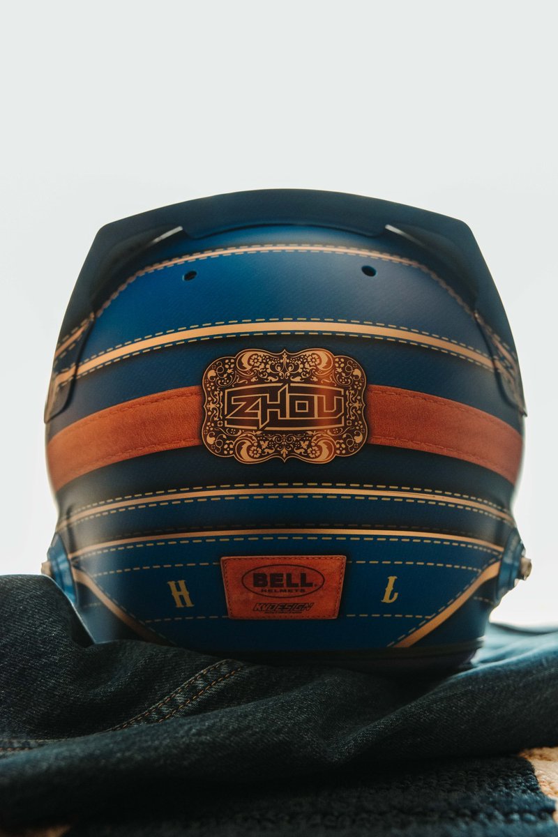 AuRupteur's tweet photo. Entre la McLaren qui intègre une liseuse pour éviter que Ricciardo ne s'endorme pendant les courses et Haas qui devient sponso par les brouteurs, 🇨🇳 Zhou nous gratifie d'un superbe casque pour l'#USGP. #F1 https://t.co/dVcCphzIEE