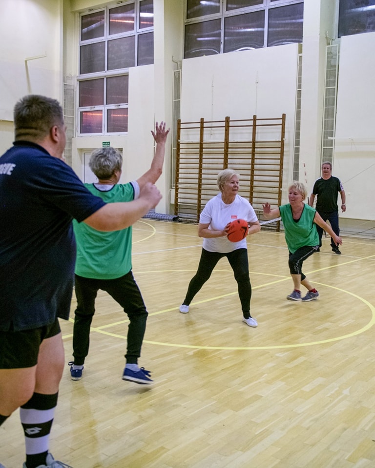 Bez zbędnej bieganiny 😎 Touch Polska zaprasza na treningi chodzonego rugby 60+ w każdy wtorek i środę na Dąbrowie i Widzewie 🏈
