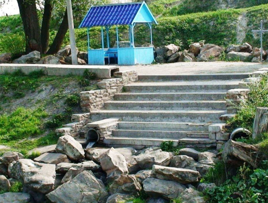 _Denyshchenko's tweet photo. Between Osinove and #Novopskov there is a source of healing mineral water on the left bank of the Aidar river. This water is chemically close to the springs of Myrhorod, #Truskavets.
#Luhanshchyna is the pearl of #Ukraine!
#Luhansk oblast #StandWithUkraine #StopRussia https://t.co/303OEK2otq