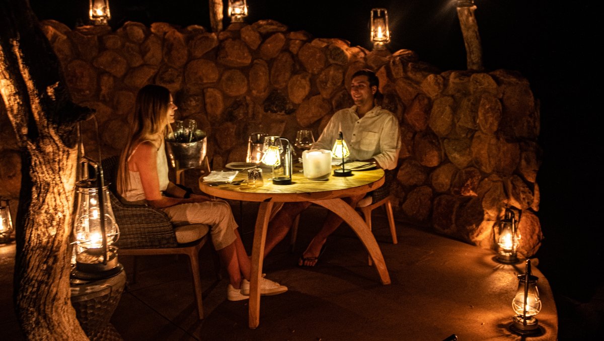 Could there be anything more romantic than #dining outdoors on a balmy evening? We can think of no better way to wrap up a memorable day on #safari. Read more about dining at Tswalu: l8r.it/ECmX #luxurysafari #naturebasedtourism #privatedining #visitsouthafrica