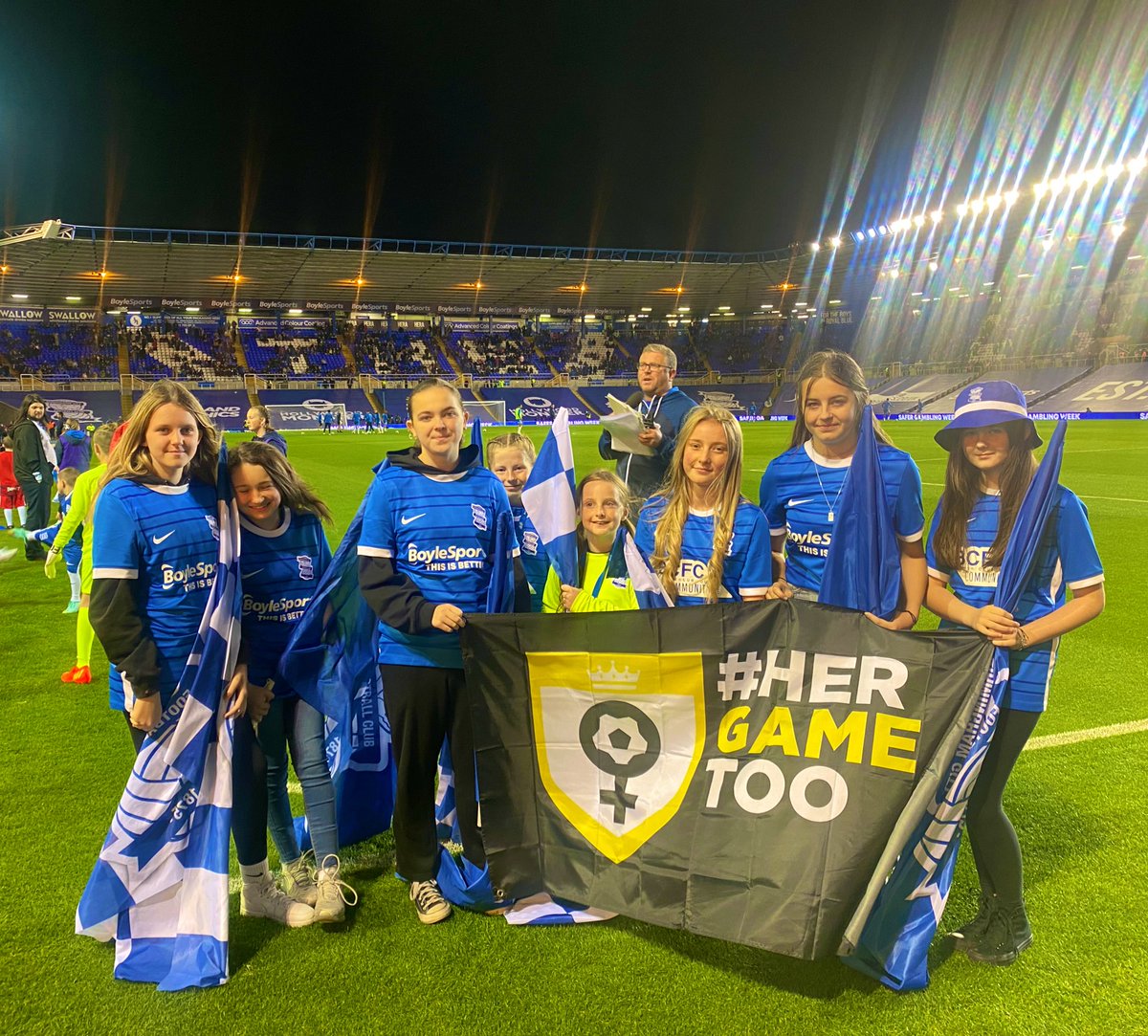 LinzieP17's tweet photo. Another amazing night at @BCFC!! 🤩 Big thank you to @tiltontalkshow @LightboxLife #MrAirborne #EsmesEssentials @DavoBirmingham @JakeMalbasa @HelBanks2 I know the girls from @KU14g absolutely loved it!! 💙 A great game too!!
@HGTXBCFC @LoveBrumUK @HerGameToo 🖤💛 https://t.co/MXT2ii5uel