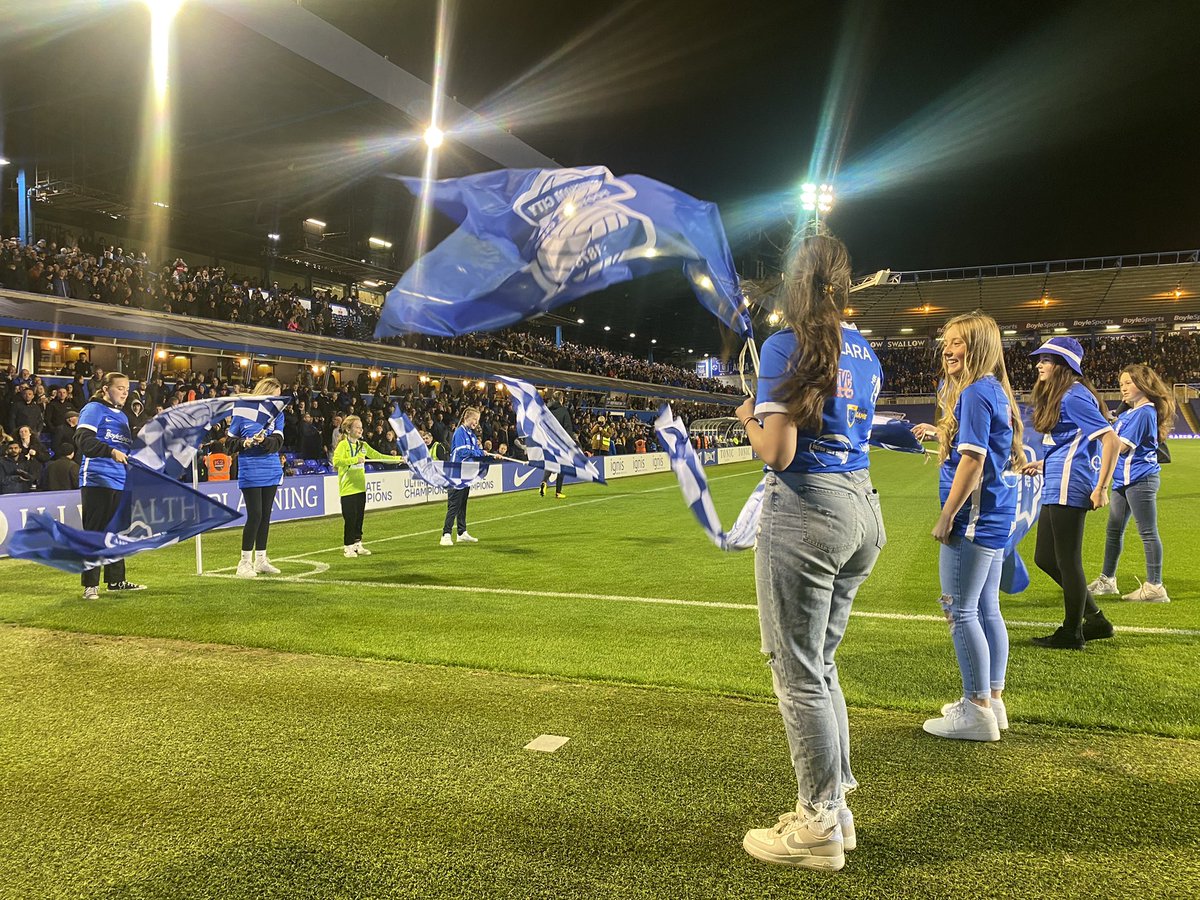 LinzieP17's tweet photo. Another amazing night at @BCFC!! 🤩 Big thank you to @tiltontalkshow @LightboxLife #MrAirborne #EsmesEssentials @DavoBirmingham @JakeMalbasa @HelBanks2 I know the girls from @KU14g absolutely loved it!! 💙 A great game too!!
@HGTXBCFC @LoveBrumUK @HerGameToo 🖤💛 https://t.co/MXT2ii5uel