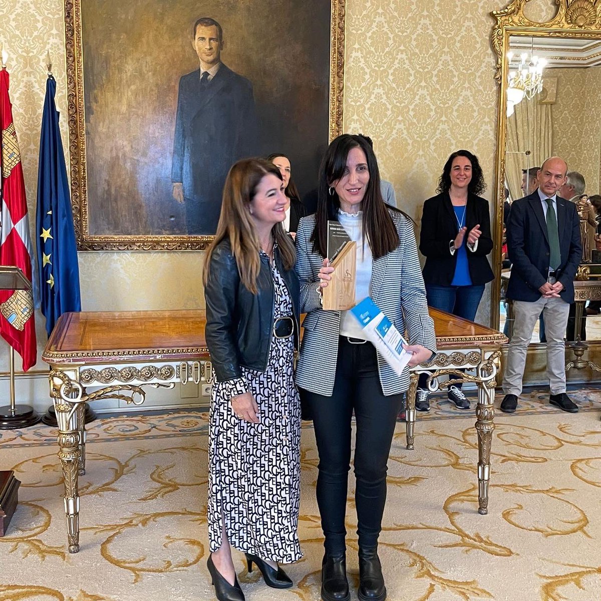JesuitinaSa's tweet photo. 🏆Nuestra compañera Bárbara Mª Alonso Ruano ha recibido el premio al mejor blog de Educación Secundaria por su blog Ciencia Exacta 3 por parte del @aytoSalamanca en la VIII edición de los premios ‘#CompartoBlog’ ¡Enhorabuena Bárbara! 👏🏻👏🏻 @CExacta #ADarloTodoJesuitinas https://t.co/XcbVTVjnyi