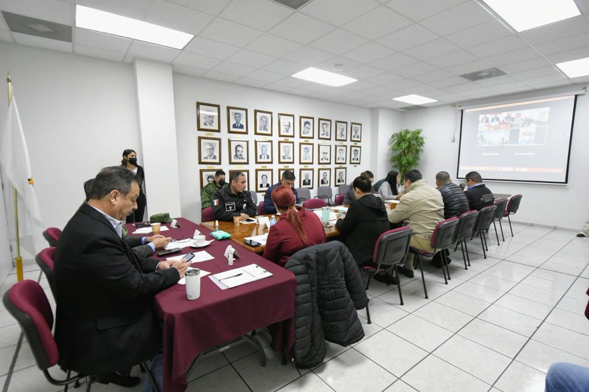 Para el Gobernador <a href="/mrikelme/">Miguel Riquelme</a> la #seguridad en #Coahuila es prioridad. En sesión de la Mesa de Construcción de la Paz, autoridades estatales y federales, acordaron reforzar los operativos desplegados en las cinco regiones del estado.
