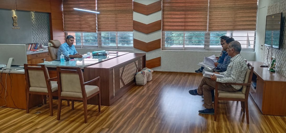 DLMC (ડિસ્ટ્રીક લેવલ મોનિટરિંગ કમિટી)ની સમીક્ષા બેઠક. #ડાંગર, #મકાઈ, #બાજરી ની ટેકાના ભાવે ખરીદી કરવા સંદર્ભે સંબંધિત અધિકારીઓ સાથે ચર્ચા કરવામાં આવી.
▶️ રજીસ્ટ્રેશન :
તા.૦૧/૧૦/૨૦૨૨ થી‌ ૩૧/૧૦/૨૦૨૨
▶️ ખરીદી : 
તા.૧૭/૧૦/૨૦૨૨ થી ૩૧/૧૨/૨૦૨૨
<a href="/CMOGuj/">CMO Gujarat</a> <a href="/pkumarias/">Pankaj Kumar</a>