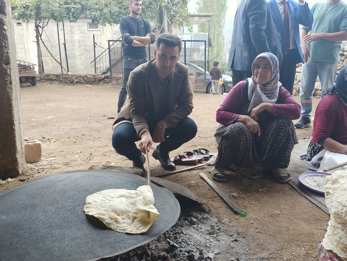 Kaymakamımız Sayın Mehmet KAYA İlçe Milli Eğitim Müdürümüz Ahmet KAFALI ile Çamlıca Mahallemize ziyarette bulundu. Kaymakamımız vatandaşlarımızın sorun ve taleplerini dinleyerek elimizden ne geliyorsa yapmaya hazırız dedi. <a href="/gokmen_cicek_/">Gökmen Çiçek</a> <a href="/kayserivaliligi/">T.C.Kayseri Valiliği</a> <a href="/Mehmetkayamia/">Mehmet KAYA</a>