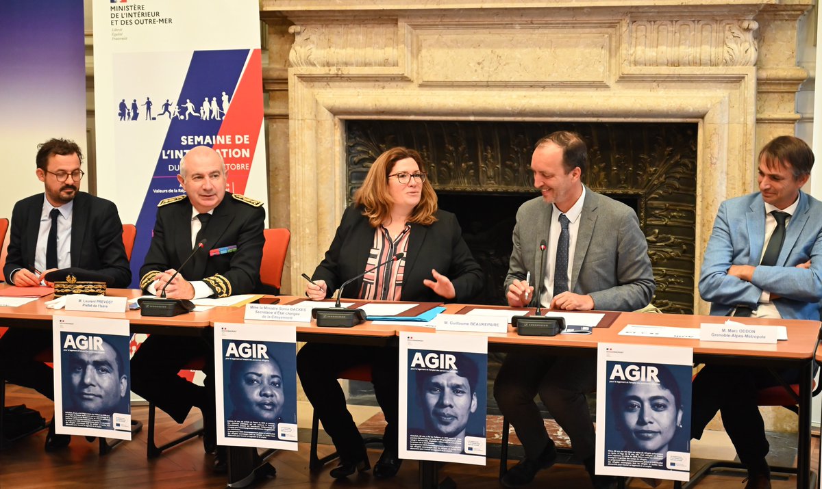 Prefet38's tweet photo. @SoniaBackes @e2c_38 @OFII_France La ministre lance le programme #AGIR, accompagnement global et individualisé des réfugiés, qui s'adresse aux bénéficiaires de la protection internationale accordée par l'@Ofpra. "L'#Isère a une tradition d'accueil et une volonté de travail sur l'intégration" souligne @SoniaBackes https://t.co/AveSfC7dZb