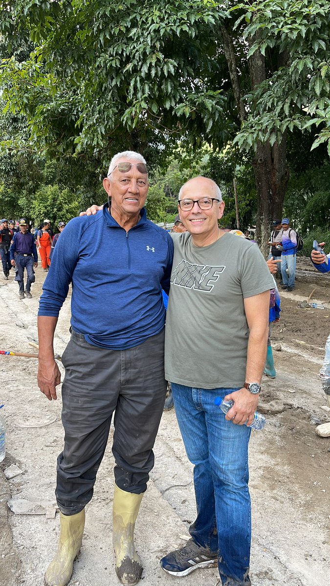 magabirod's tweet photo. #DavidConcepcion #20deOctubre2022 #ElCastaño #Maracay. El Tigre Mayor con sus botas limpiando su casa y con sus vecinos, ayer 19. @porlagoma https://t.co/xFWKO06T47