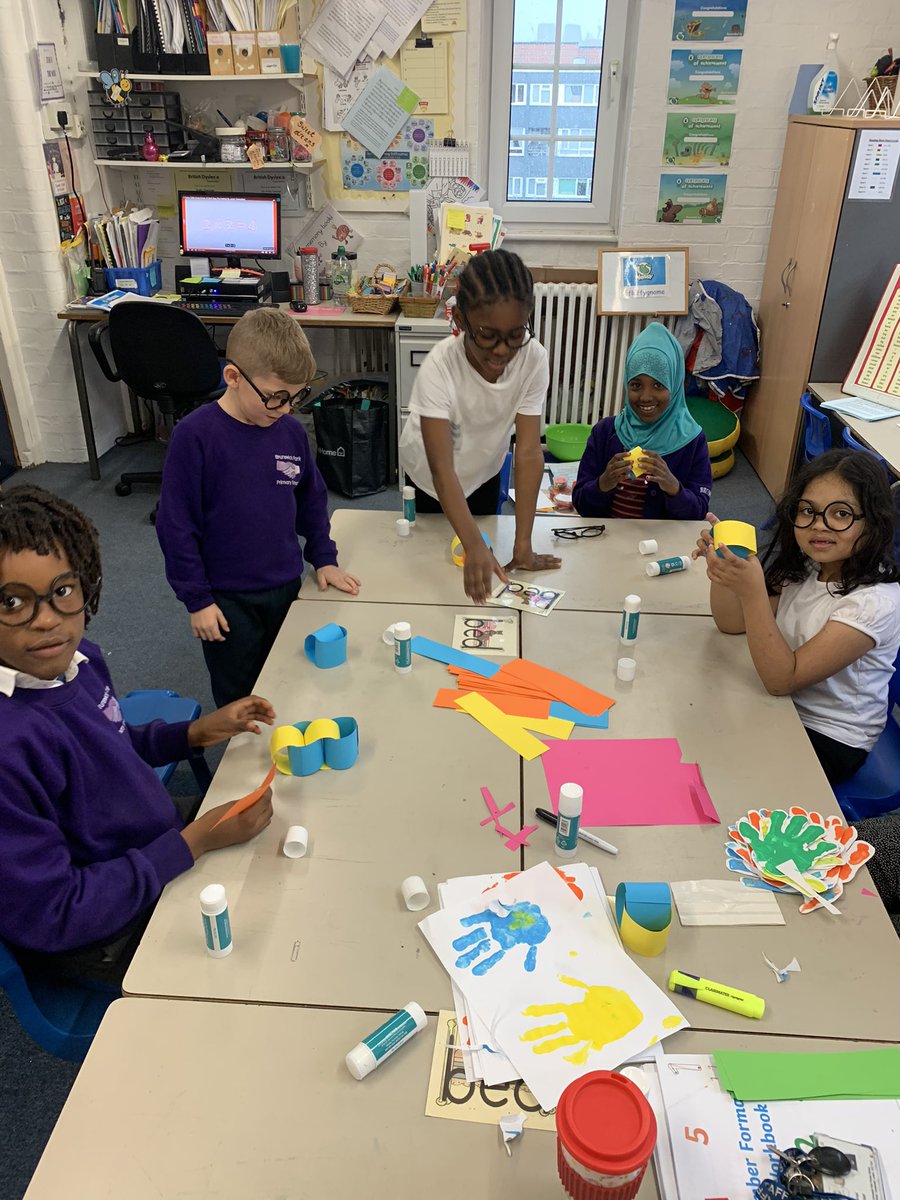 Year3BPPS's tweet photo. We made number snakes, times table flowers and painted our hands to help us count up in our 5 times tables! #practicalsolutions #makingmathspractical https://t.co/p88T5xjYq8
