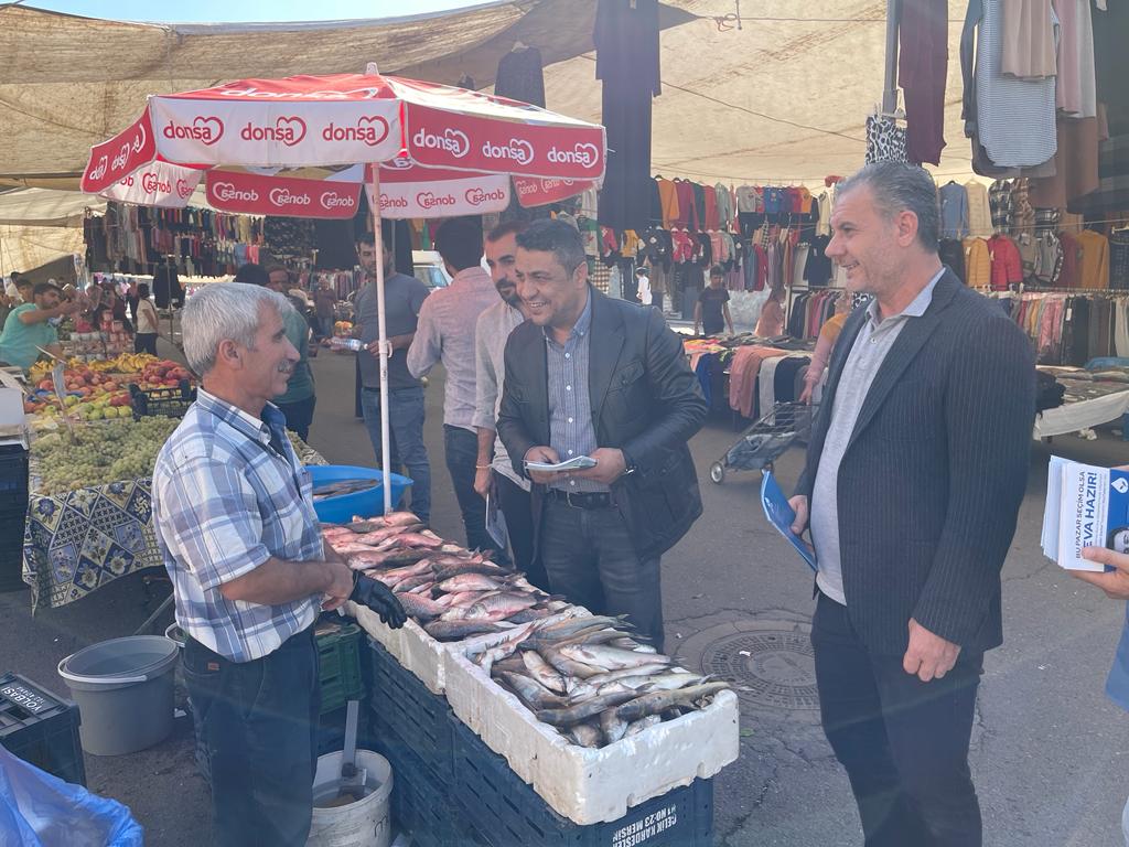 batmandevailce's tweet photo. Merkez İlçe Başkanımız Şehmus Yılmaz, parti heyetimiz ile birlikte Batman'da kurulan semt pazarlarında vatandaş ve esnaflarla bir araya geldi.

Merkez İlçe Başkanımız Şehmus Yılmaz, Genel Başkanımız Ali Babacan'ın selamlarını ileterek, vatandaşlarla hasbihal etti.

#Devapazarda https://t.co/0bG0kDfZaL