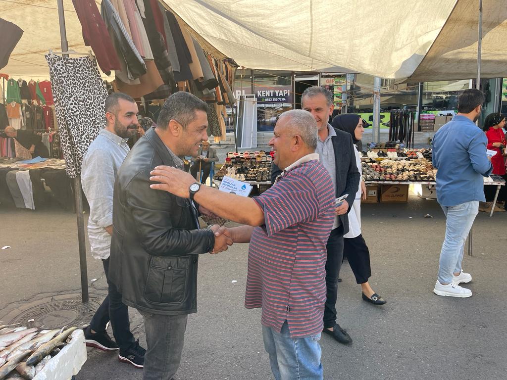 batmandevailce's tweet photo. Merkez İlçe Başkanımız Şehmus Yılmaz, parti heyetimiz ile birlikte Batman'da kurulan semt pazarlarında vatandaş ve esnaflarla bir araya geldi.

Merkez İlçe Başkanımız Şehmus Yılmaz, Genel Başkanımız Ali Babacan'ın selamlarını ileterek, vatandaşlarla hasbihal etti.

#Devapazarda https://t.co/0bG0kDfZaL