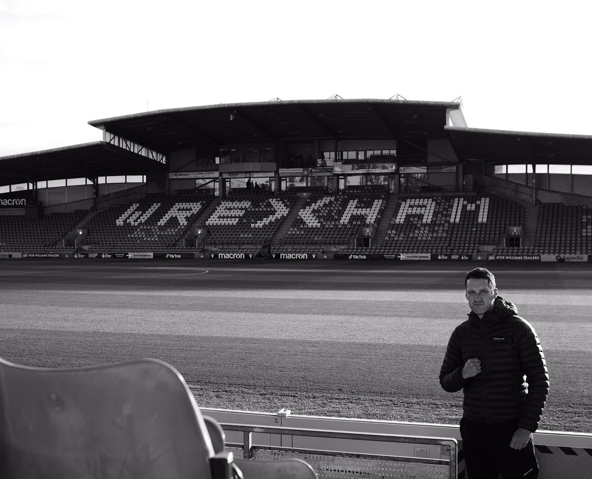 SteveAir_'s tweet photo. Fully committed / all in @Blyth_Spartans @BlythsGreenArmy @fearlessidzine @Wrexham_AFC @EmiratesFACup - 400+ mile round trip to the Racecourse ground for a great night and an early look about. #football #facup #blythspartans #blyth #Wrexham #fans #wales #northumberland #carcramp https://t.co/GgXGPEY2se