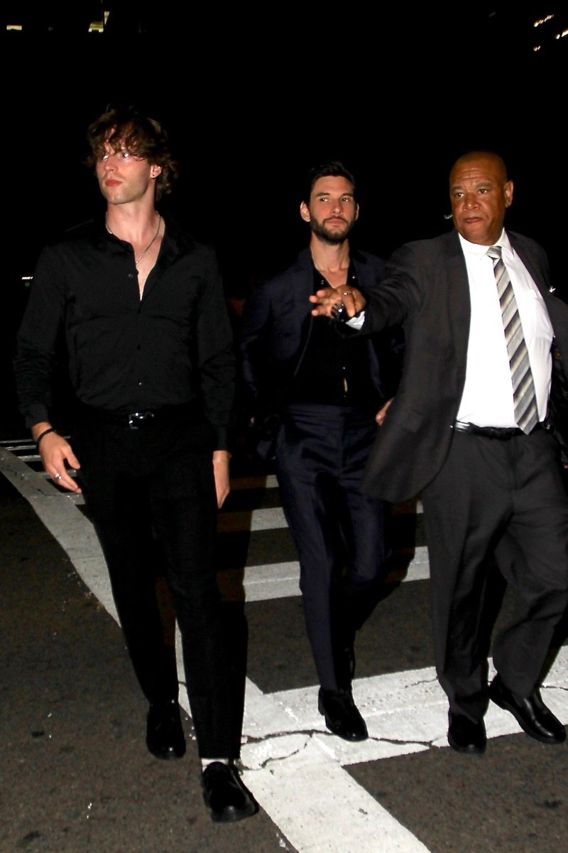 Tramp_12's tweet photo. @marce1a0riginal protects @benbarnes from bad fans... 🖤✨️ https://t.co/L019XBHbGL