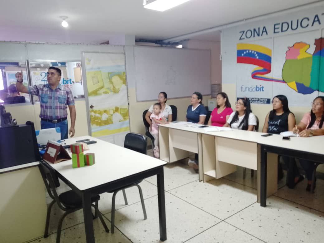 CDCEGuarico's tweet photo. #AlMomento Secretaría de Despacho de @ZEGuarico, brinda formación a través de la técnica Simposio: Políticas Educativas, Espacios para la Convivencialidad Institucional, al Personal de la @divisioncomuni2.
@NicolasMaduro 
@MPPEDUCACION 
@_LaAvanzadora 
#10AñosDelGolpeDeTimón https://t.co/3LrNAtMmiU
