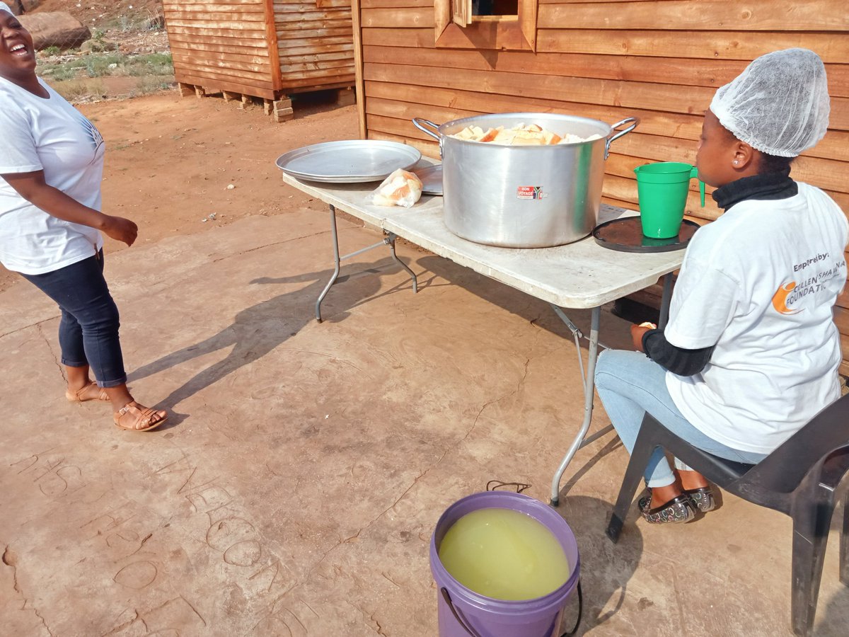 tankiso_matanka's tweet photo. Meals were served would like to thank @hloliza for providing us with bread every Thursday

May God bless you my brother 🙏🙏🙏 https://t.co/8gpigelNTj