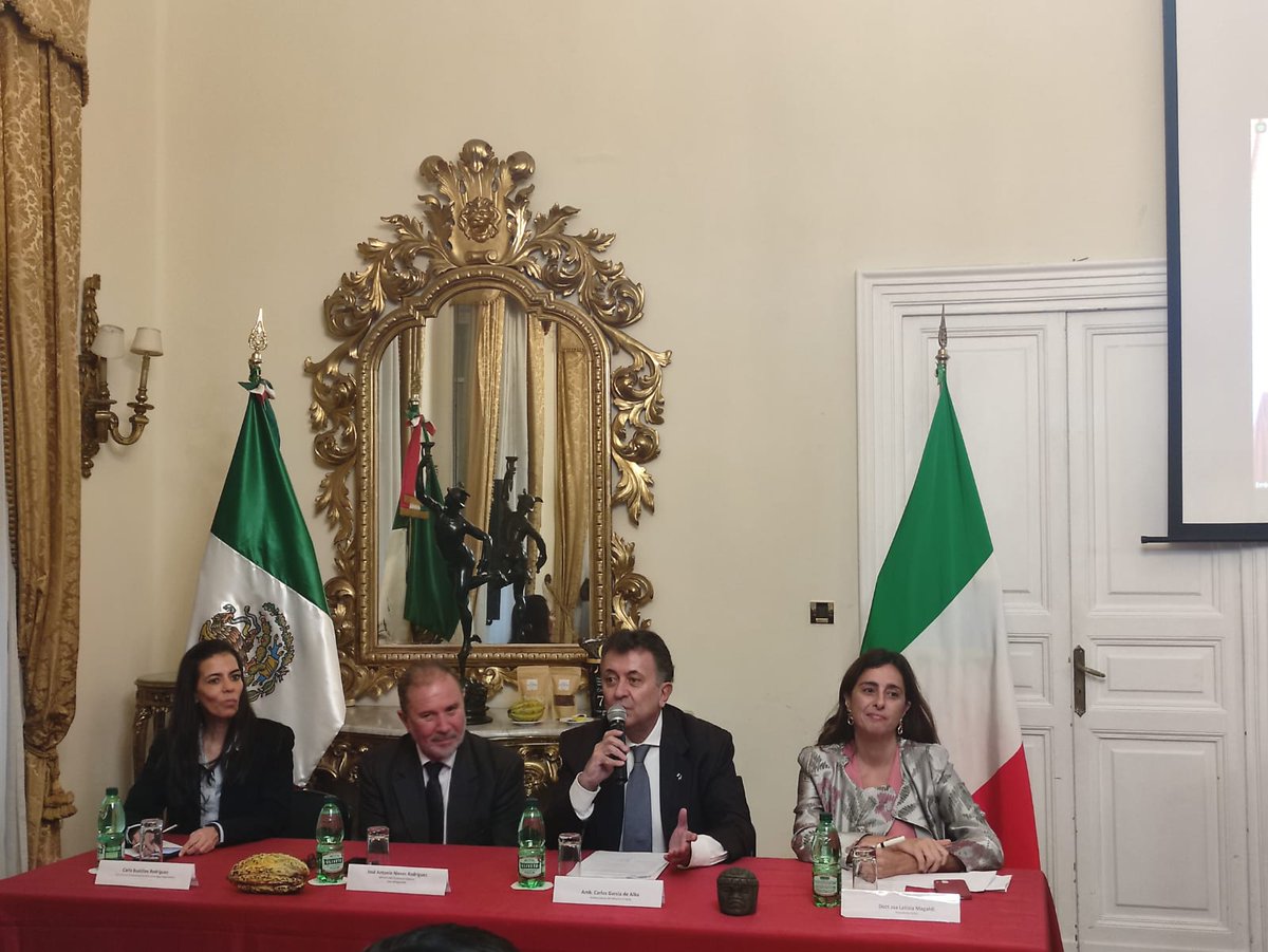 EmbaMexIta's tweet photo. Acompañados del Emb. @cgarciadealba, el Secretario de @Turismo_Tabasco, @ppnieves y la Subsecretaria de @SEDEC_Tab, @bustilloscarla, ofrecieron una conferencia de prensa y se reunieron con empresarios en @EmbaMexIta. 
Tabasco es el invitado de honor en la Feria Eurochocolate. https://t.co/kRh5167Rzf