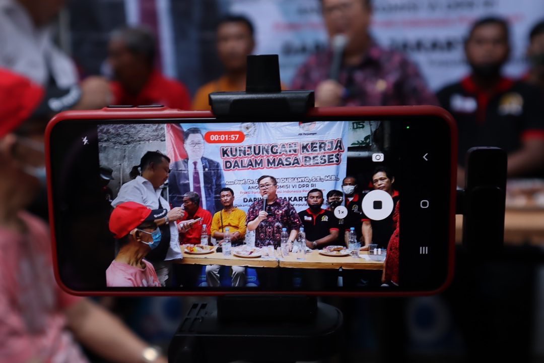 DarmadiOfficial's tweet photo. Tak Pernah Lelah Untuk Rakyat. Setelah dari Sunter Jaya saya langsung meluncur ke Persima, Kalianyar untuk mengadakan Serap Aspirasi Masyarakat.

@DPR_RI 
@PDI_Perjuangan 
#DarmadiDurianto 
#SahabatRakyat https://t.co/28hhf4Vvnc