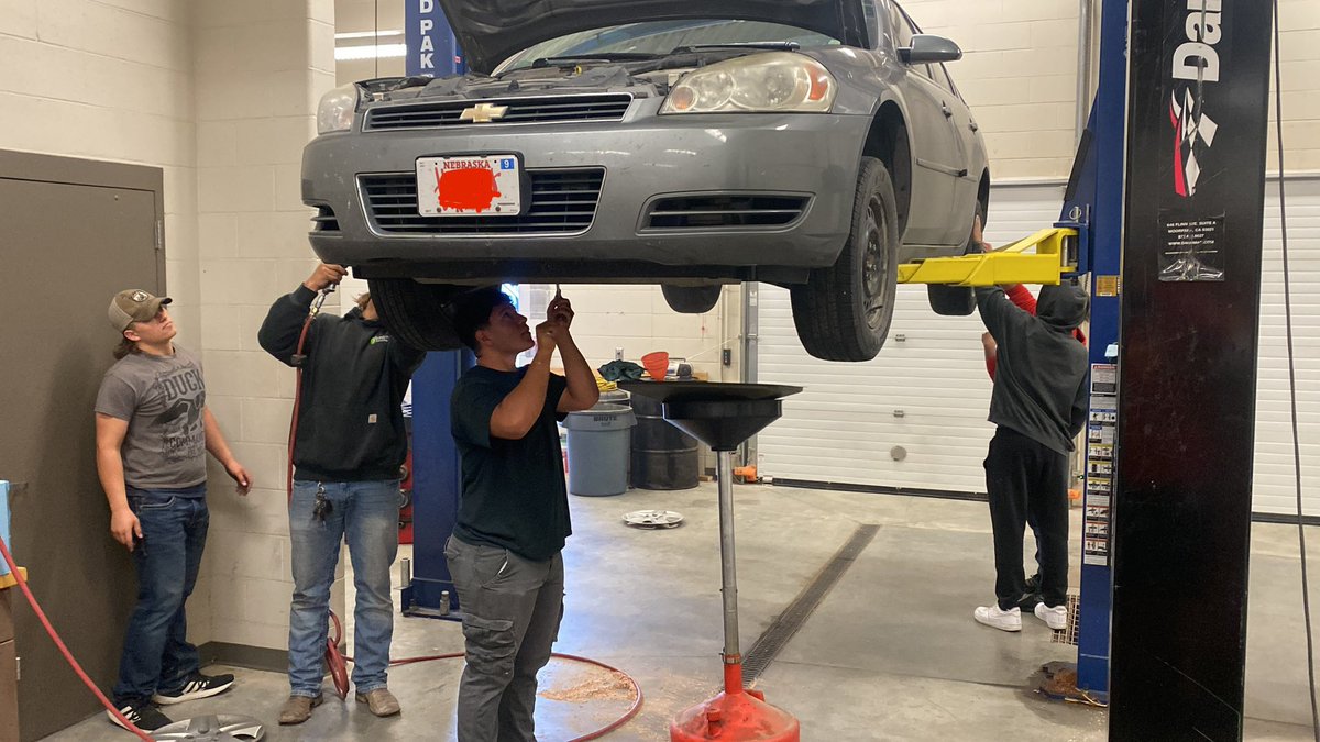 MarkRogge1's tweet photo. Appreciate the @CreteHs Automotive class! These guys do great work! #paidinpizza https://t.co/q44RCS4InN