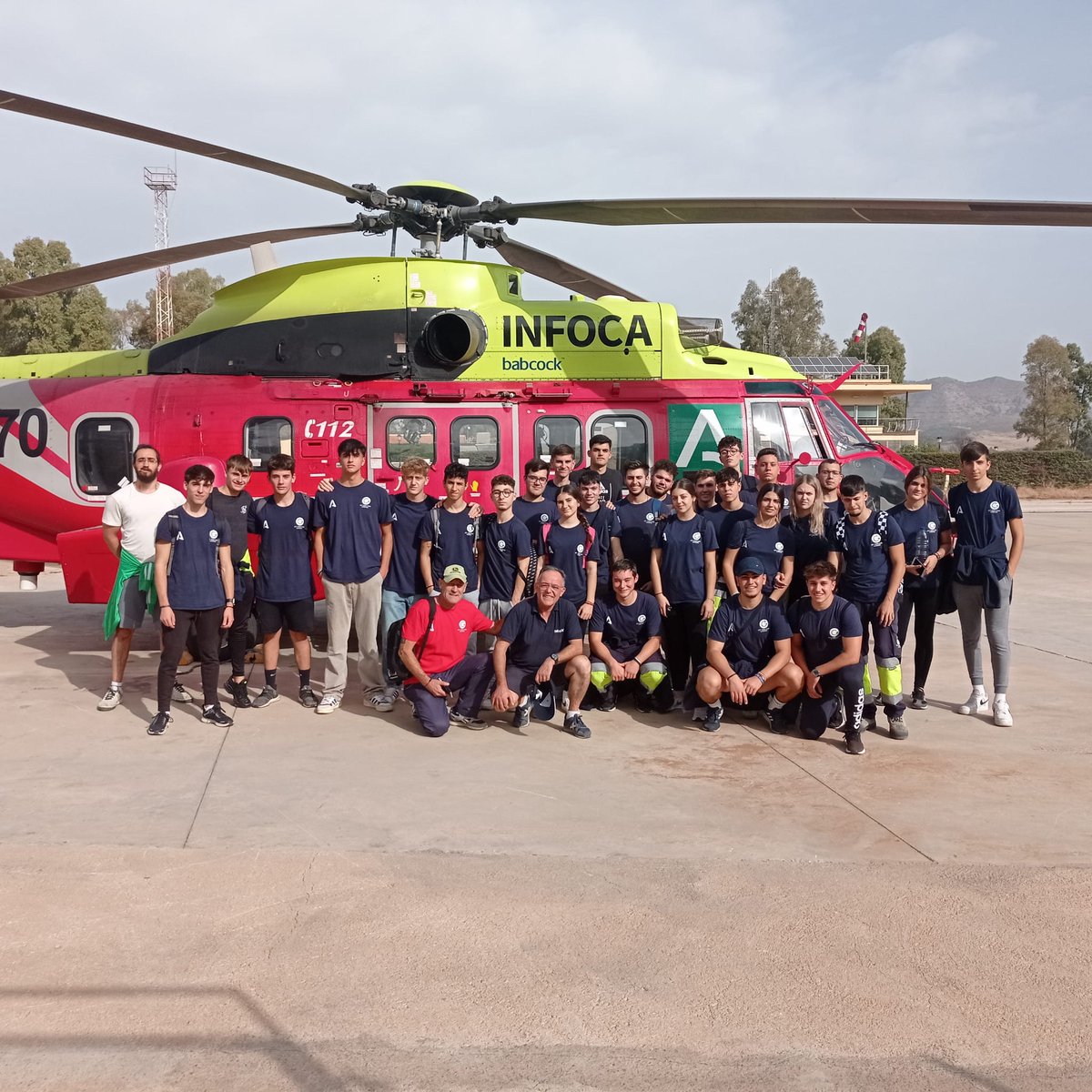Alumnos del Grado en #Emergencias y #ProtecciónCivil, que cursan estudios en el I. E. S. Galileo Galilei de #Córdoba, nos visitaron en la Base #BRICA de #Cártama, #Málaga. Con su visita, conocen nuestro dispositivo y también algunos de nuestros medios, como el Súper puma  KA-70