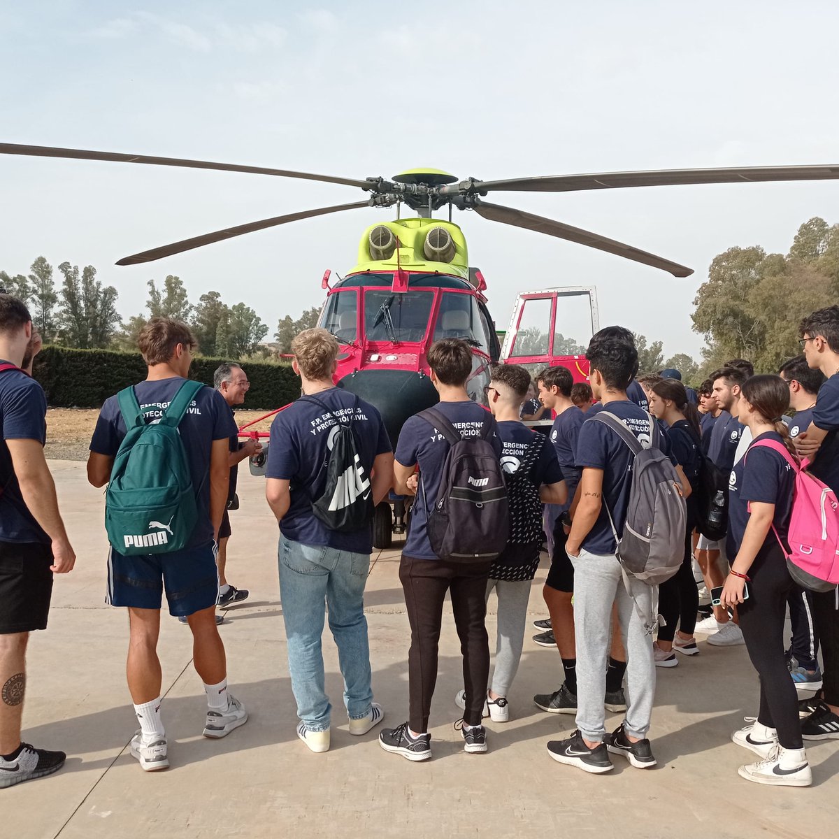 Plan_INFOCA's tweet photo. Alumnos del Grado en #Emergencias y #ProtecciónCivil, que cursan estudios en el I. E. S. Galileo Galilei de #Córdoba, nos visitaron en la Base #BRICA de #Cártama, #Málaga. Con su visita, conocen nuestro dispositivo y también algunos de nuestros medios, como el Súper puma  KA-70 https://t.co/sqHHQ4XVBh