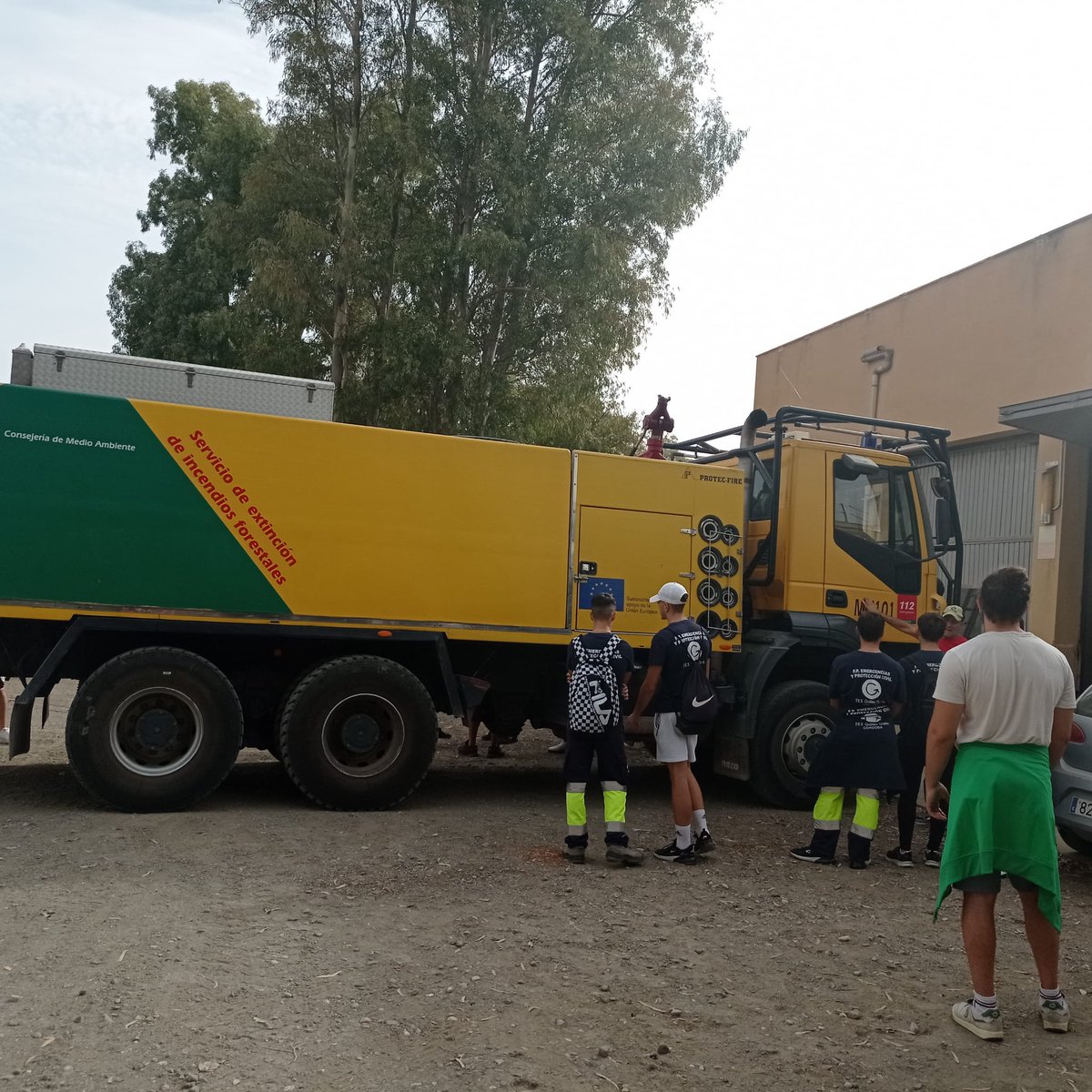 Plan_INFOCA's tweet photo. Alumnos del Grado en #Emergencias y #ProtecciónCivil, que cursan estudios en el I. E. S. Galileo Galilei de #Córdoba, nos visitaron en la Base #BRICA de #Cártama, #Málaga. Con su visita, conocen nuestro dispositivo y también algunos de nuestros medios, como el Súper puma  KA-70 https://t.co/sqHHQ4XVBh