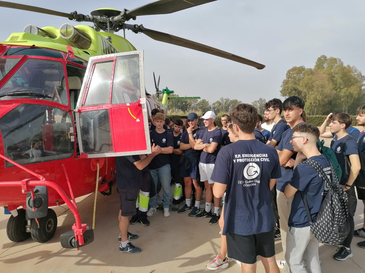 Plan_INFOCA's tweet photo. Alumnos del Grado en #Emergencias y #ProtecciónCivil, que cursan estudios en el I. E. S. Galileo Galilei de #Córdoba, nos visitaron en la Base #BRICA de #Cártama, #Málaga. Con su visita, conocen nuestro dispositivo y también algunos de nuestros medios, como el Súper puma  KA-70 https://t.co/sqHHQ4XVBh